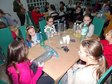 Karmniki dla ptaków powstały dziś w wieluńskiej bibliotece miejskiej
